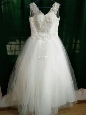 The new bride's wedding dress will be sold directly by the designer.