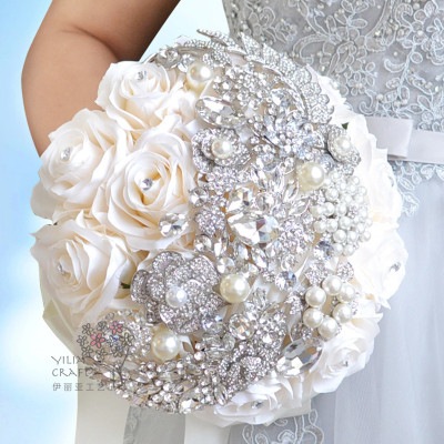 The new bride holds flower wedding articles for wedding accessories.