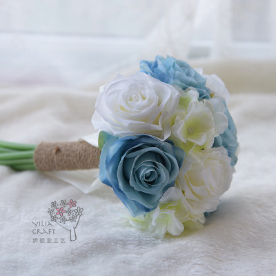 The bride holds flower wedding articles in the United States and Europe.