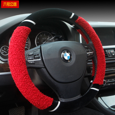 The steering wheel of the car is covered with winter plush and anti-slip.