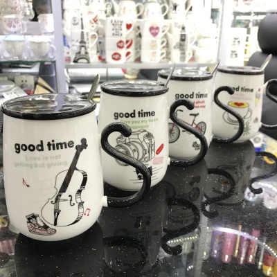 Yiwu new ceramic cup wholesale custom high - end creative mug with a covered spoon