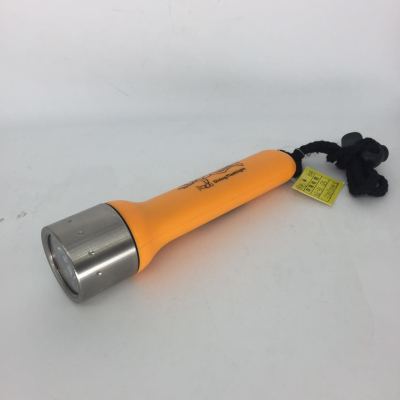Diving flashlight aluminum alloy flashlight.