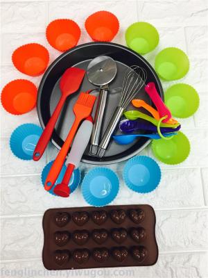 The spot provides a pizza baking pan, a silicone spatula, and a chocolate sharpener set.