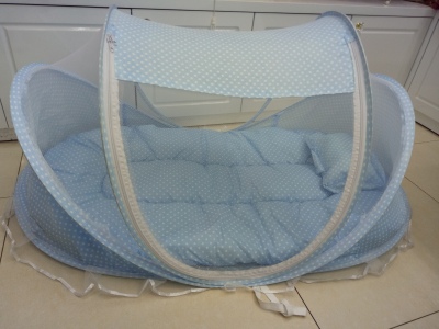 Exquisite green crib 3 pieces can fold high quality and environmental protection.