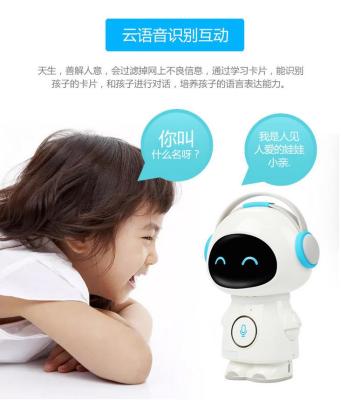 Children accompanied by intelligent robots high-tech voice early education companion dialogue chat robot