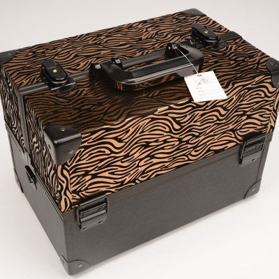 Guanyu high - end PU cosmetics case aluminum double - open mea box embroidery toolbox quality assurance