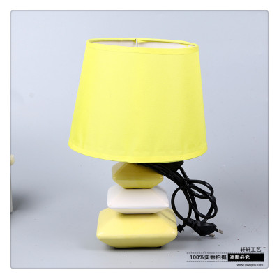 The creative and simple decoration of the bedside lamp is decorated with warm and romantic lighting.