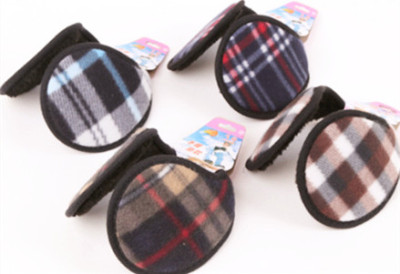 In winter, a new kind of warm plaid earmuffs are worn by men and women.