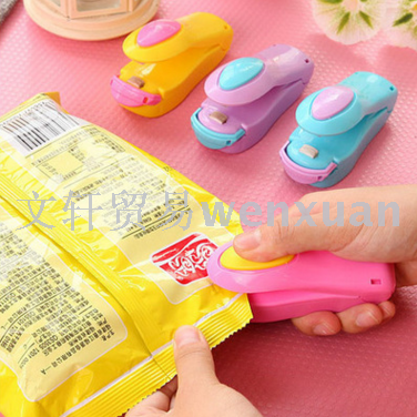 Portable Mini sealing food in plastic bags plastic household hand-pressing sealing machine sealing machine