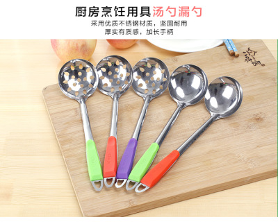 The spoon can be hung in a stainless steel soup spoon.