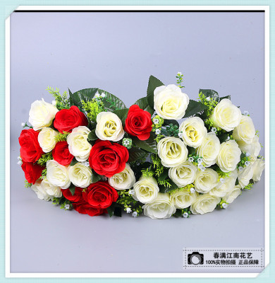 The rose simulation flower creative simulation plant rose to combine the bouquet simulation flower.
