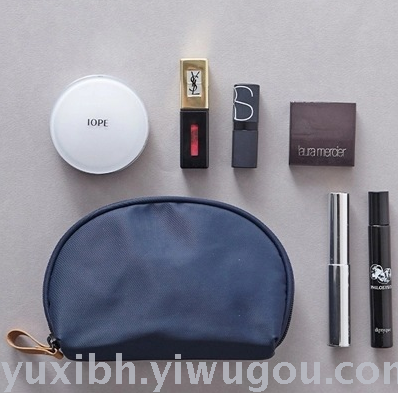 A New Korean fashion hand with a semicircular shell cosmetic bag was found to be a makeup bag