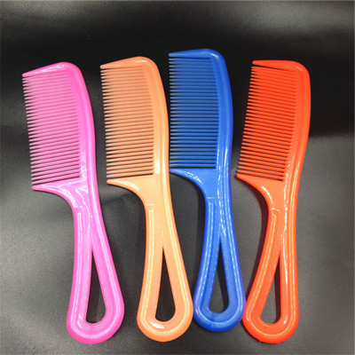 Color cheap plastic handle can be hung comb 1 yuan store 2 yuan shop stalls wholesale sources