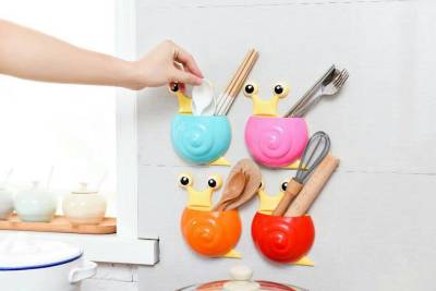 Creative plastic fashion strong suction cup toothbrush rack multifunction snail family storage rack