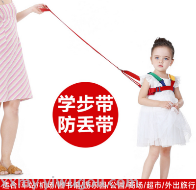 The baby walks with the baby steps to prevent walking and lose the rope.