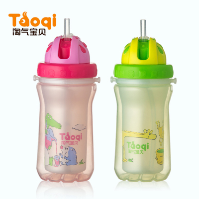 Naughty baby learn to drink a cup of baby water bottle with straw to prevent leakage of double insulated children cantee