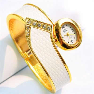 Fast sell hot style fashion hot gold personality snake-like bracelet watch lady elegant bracelet watch.