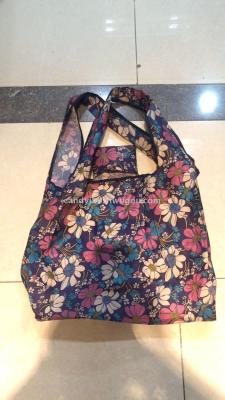 Fold the floral shopping bag.