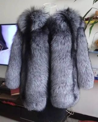 Whole skin silver fox fur vest with long vest with a vertical coat of fur coat.