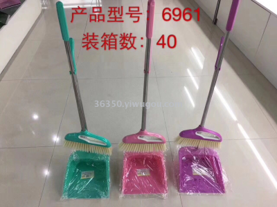 A plastic set of brooms and dustpans sweep the dustpan and dustpan.
