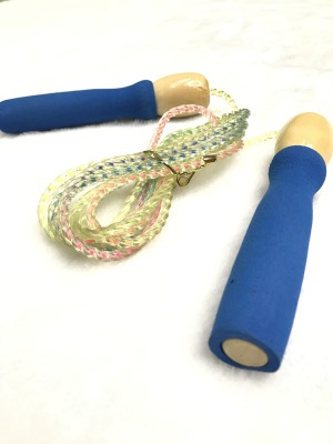 The manufacturer sells wooden handle rope skipping sponge wooden handle seven color rope durable high quality school 