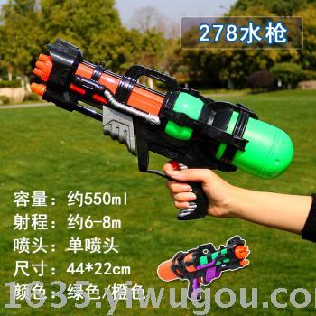 The new summer toy gun has a long range air pressure water gun water park to sell toys.
