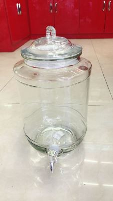 A new glass can of transparent juicer can be used to seal the bottle with the tap glass jar.