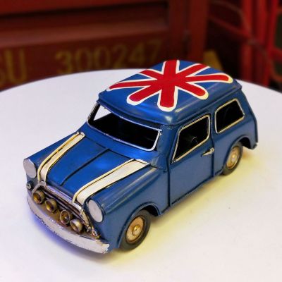 Classic mini iron art car model european-style simple home decoration bar restaurant decorative arts and crafts gifts.