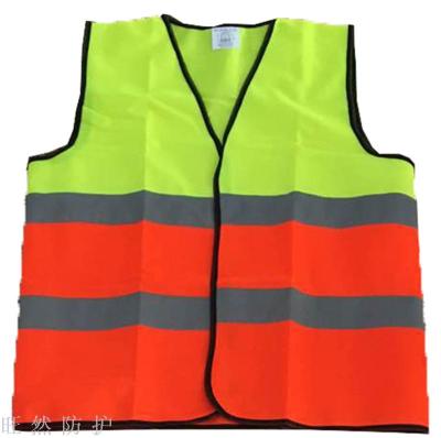 The reflective vest is fitted with a reflective vest.