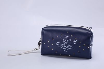 2018 new cosmetic bag pu Korean version of the star design riveting bag.
