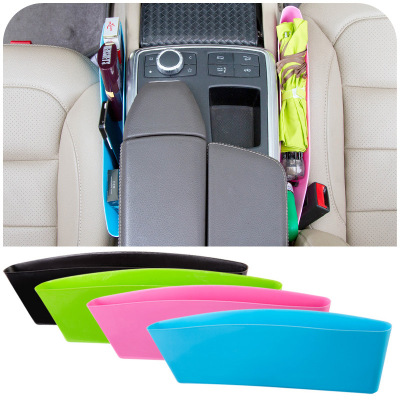 The car seat slot garbage box storage box car with the mobile phone to receive the box to receive the bag.