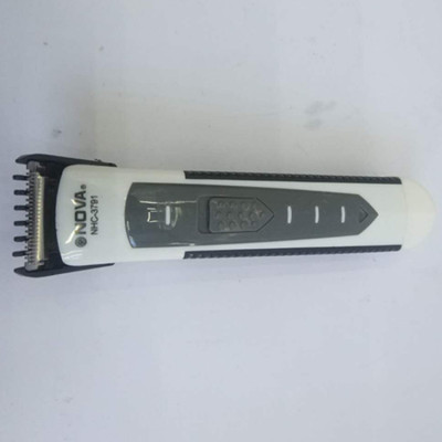 The temple fair sells hot charging clippers for adult children to shave their hair.