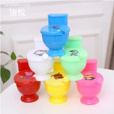 Creative spoof toilet bowl with scoop of water cup, cup, cup, cup and cup.