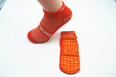 Manufacturer produces custom made children point rubber trampoline yoga socks amusement park anti - slip sports socks