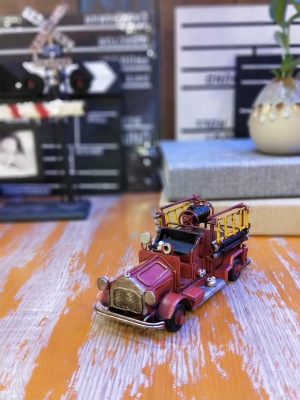 The model of iron art fire truck sets out a retro home creative gift crafts european-style simple wind