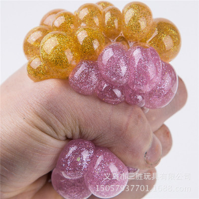 Release the pressure to Release the double color golden pink grape ball Release the ball to play the new strange toys