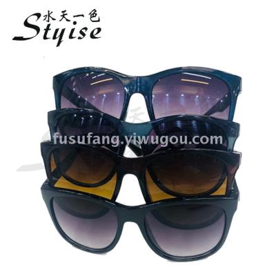 Wear sunglasses with the new fashion 5927 sunglasses for both men and women