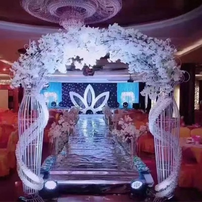 A new iron wedding vase arch