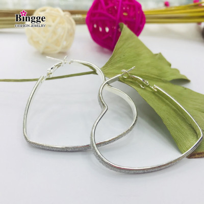 Exaggerated hollow out irregular large heart earrings in Europe and the United States, lovely heart - shaped ears ring earrings simple
