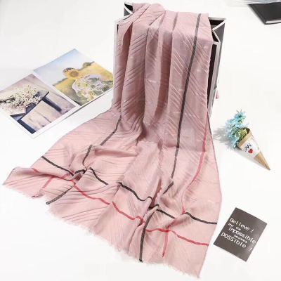 The New spring and summer chiffon Korean version of women 's beach towel sunscreen chiffon scarf creased long style bright silk color scarf shawl