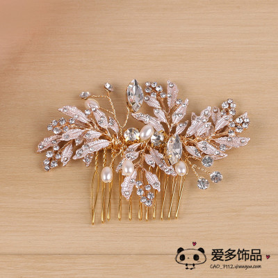 The bride's hair ornament is gold and Korean water drill hair ornament