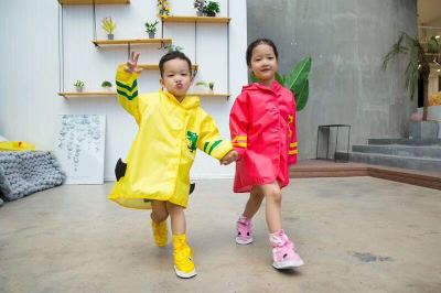 Ultra light children's waterproof cartoon raincoat