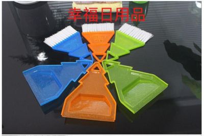 Manufacturers direct sales small table brush small dustpan brush daily creative Christmas tree cleaning brush practical