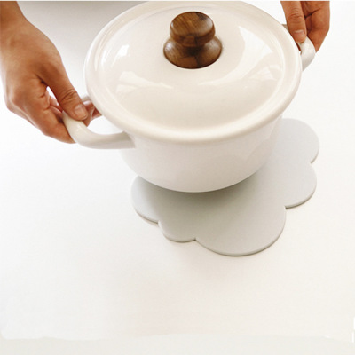 Korean version creative simple silicone cloud cup cushion oak leaf pot cushion squirrel meal cushion