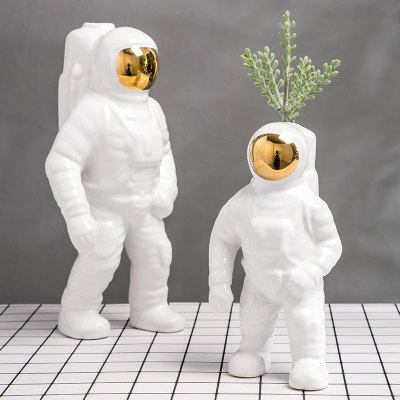 Modern personality astronauts put pieces bar simple small decoration restaurant cold drink 