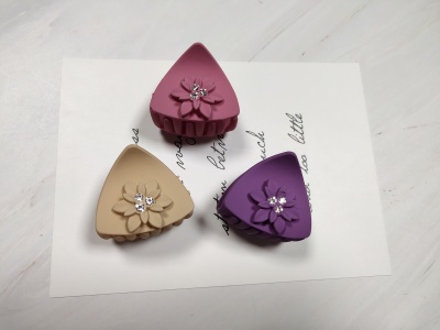 Manufacturers direct 4.5cm rubber paint material south Korean version of the new triangle insert diamond with flower grasp clip versatile sweet