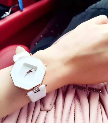 New fashion retro trend ladies quartz female watch han version diamond temperament simple belt waterproof student watch