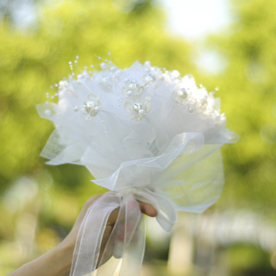 The white bride doesn a bouquet of European and American gauze wedding bouquet