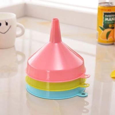 Household thickened plastic funnel wine funnel oil funnel creative kitchen utensils pour oil pour wine filling