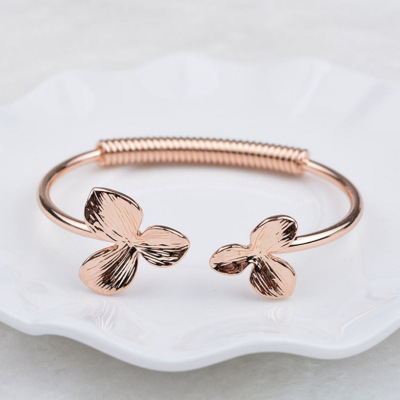 Manufacturers direct marketing hot style European and American fashion rose gold clover titanium steel bracelet simple open spring bracelet